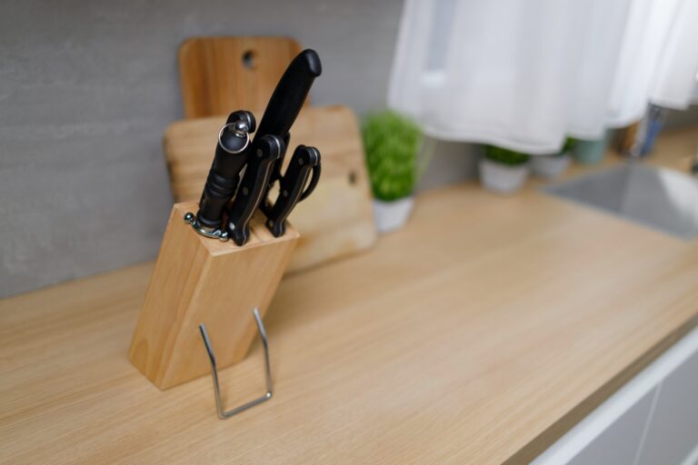 Why You Shouldn’t Keep Your Kitchen Knives In A Wooden